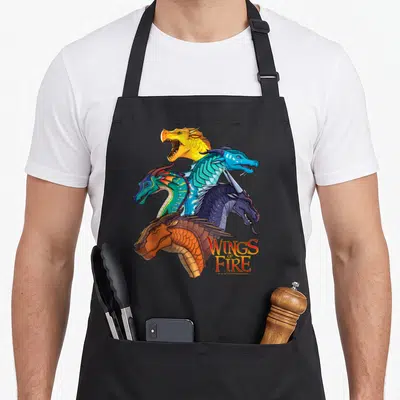 Tablier de cuisine noir avec cinq têtes de dragons colorés et le logo Wings of Fire imprimé au centre.