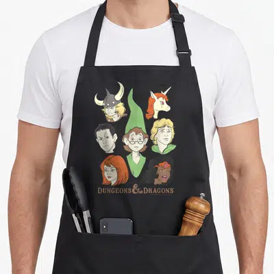 Tablier de cuisine noir avec portraits de personnages de fantasy et le logo Dungeons & Dragons en bas.