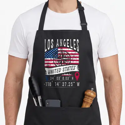 Tablier de cuisine noir avec illustration vintage Los Angeles drapeau américain boussole et coordonnées géographiques imprimées en blanc rouge et bleu.