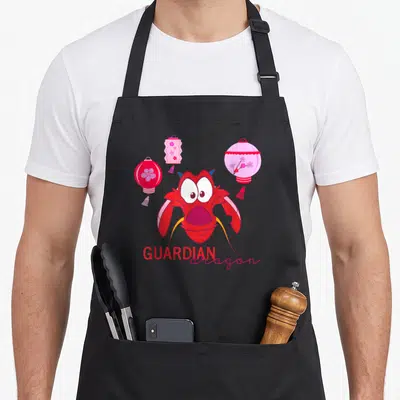 Tablier de cuisine noir avec le dragon rouge Mushu, des lanternes roses et le texte Guardian dragon imprimé en bas.