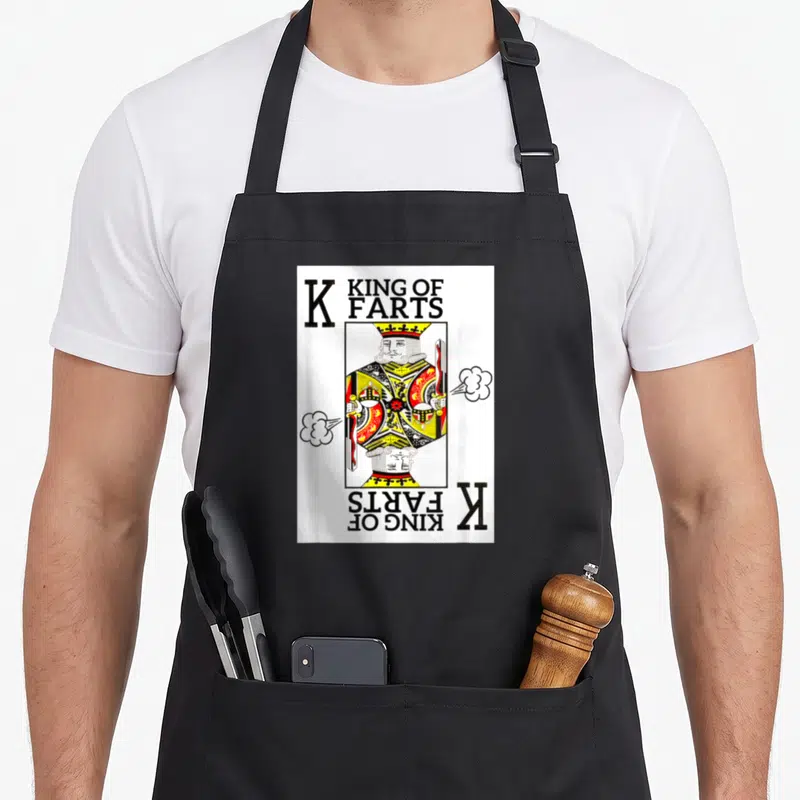 Tablier de cuisine noir avec illustration roi des cartes King of Farts et nuages de gaz humoristiques.