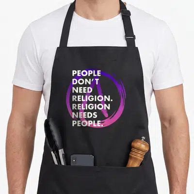 Tablier de cuisine noir avec le symbole athée violet et une citation en anglais blanc au centre.