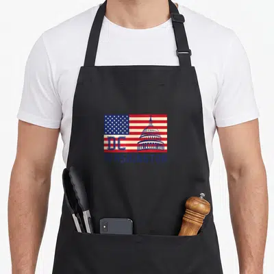 Tablier de cuisine noir avec un drapeau stylisé des États-Unis de Washington DC intégrant le Capitole et les lettres DC en bleu.