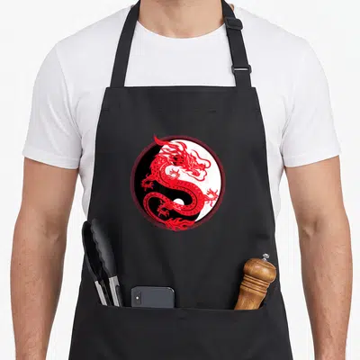 Tablier de cuisine noir avec un grand cercle rouge blanc noir représentant un dragon chinois stylisé sur fond Yin Yang.