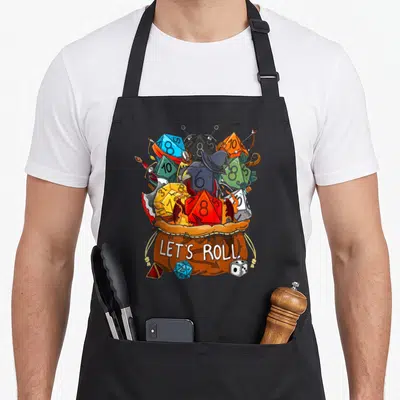 Tablier de cuisine noir avec un sac en tissu contenant des dés de jeu de rôle colorés et l'inscription Let's Roll.