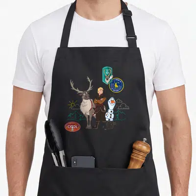 Tablier de cuisine noir avec Olaf, Sven, Kristoff et trois patchs colorés sur fond de montagnes stylisées.