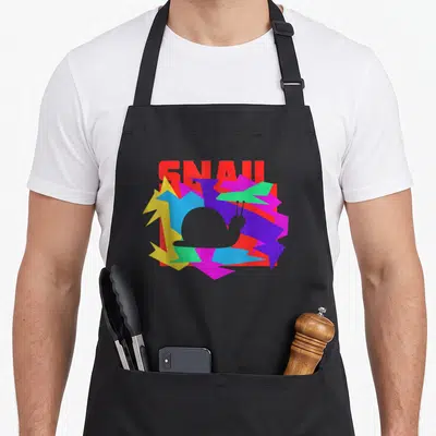 Tablier de cuisine noir avec un escargot gris au milieu de formes géométriques multicolores et le texte SNAIL en rouge.