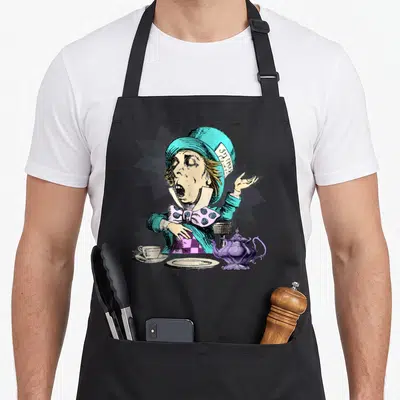 Tablier de cuisine noir avec illustration du Chapelier Fou en chapeau sarcelle et théière violette.