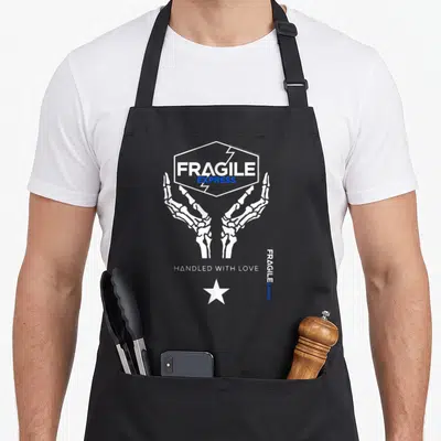 Tablier de cuisine noir avec deux mains squelettiques blanches tenant un hexagone portant l'inscription Fragile Express en blanc et bleu.