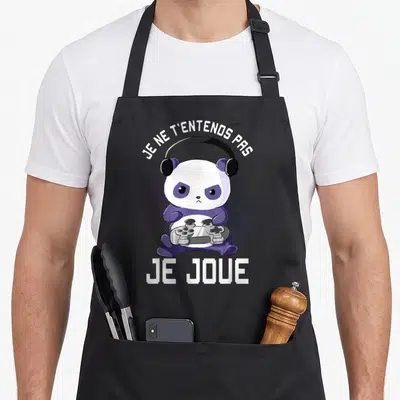 Tablier de cuisine noir avec illustration d'un panda violet portant des écouteurs et tenant une manette de jeu vidéo.