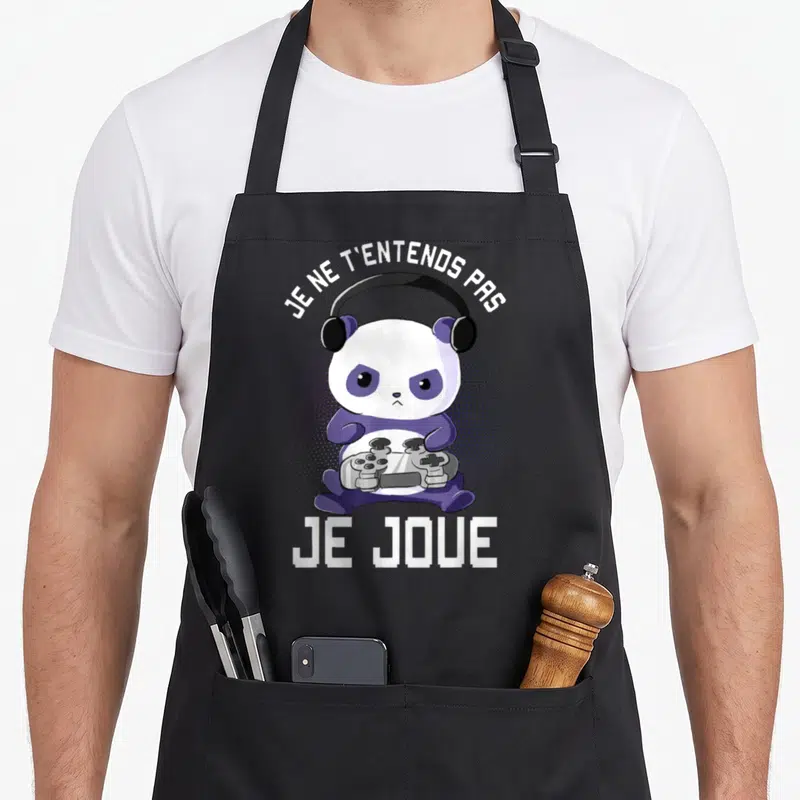 Tablier de cuisine noir avec illustration d'un panda violet portant des écouteurs et tenant une manette de jeu vidéo.