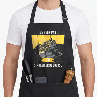 Tablier de cuisine noir avec illustration jaune d'un simulateur de course et texte blanc Je peux pas j'ai simulateur de course.