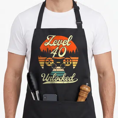 Tablier de cuisine noir avec motif Level 40 Unlocked style rétro et lunettes de soleil oranges