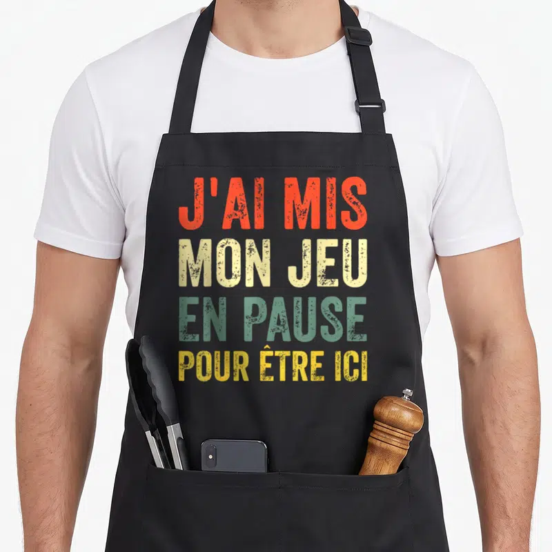 Tablier de cuisine noir avec inscription colorée J'ai mis mon jeu en pause pour être ici sur le devant.