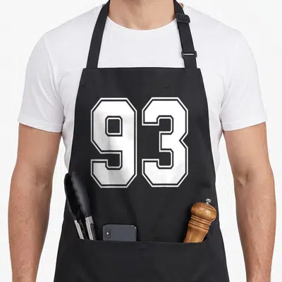 Tablier de cuisine noir avec le grand numéro 93 blanc et gris imitant un maillot de sport.