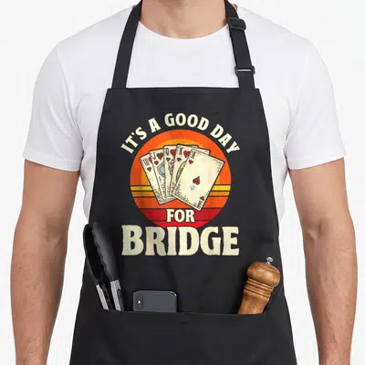 Tablier de cuisine noir avec illustration de cartes à jouer et texte C'est une bonne journée pour le bridge en style rétro.