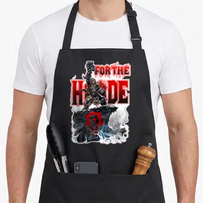 Tablier de cuisine noir avec illustration d'un guerrier orque et texte For the Horde en rouge.