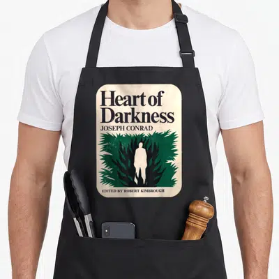 Tablier de cuisine noir avec illustration de couverture de livre Heart of Darkness et silhouette blanche dans la végétation verte.