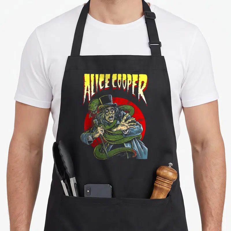 Tablier de cuisine noir avec illustration Alice Cooper au chapeau haut de forme et serpent vert sur fond rouge.