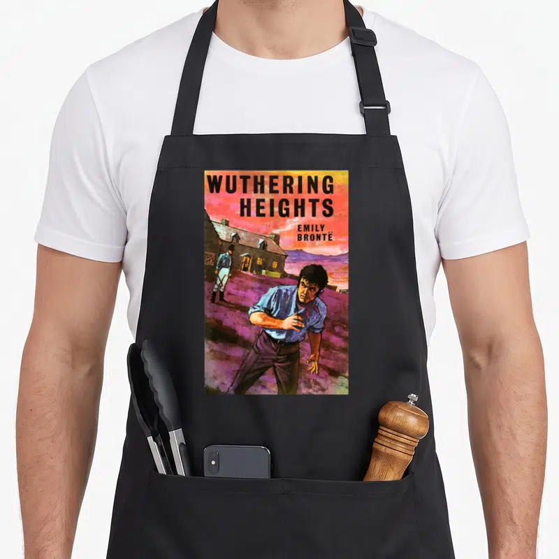 Tablier de cuisine noir avec illustration vintage Wuthering Heights Emily Brontë et personnages masculins sur fond violet.
