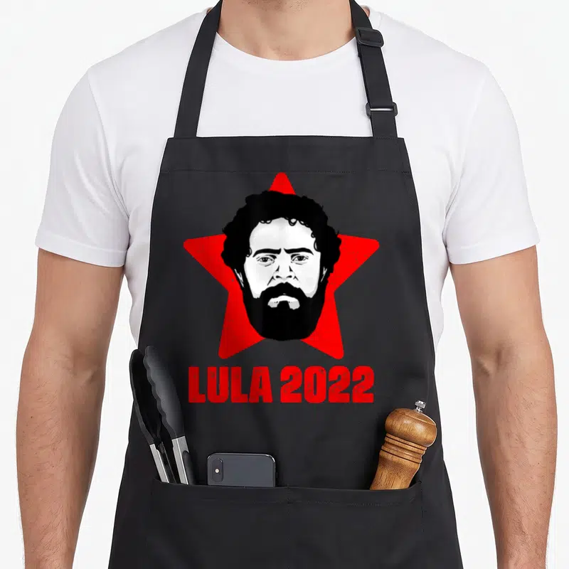 Tablier de cuisine noir avec portrait de Lula dans une étoile rouge et texte Lula 2022 en bas.