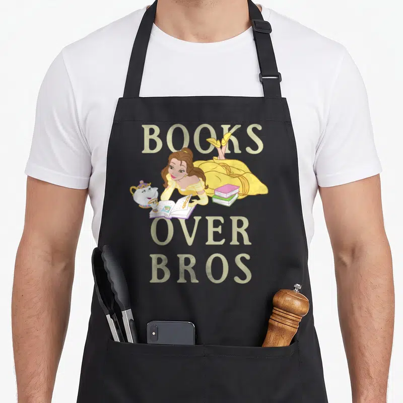 Tablier de cuisine noir avec Belle et Mrs Potts lisant le texte Books Over Bros imprimé en lettres claires.