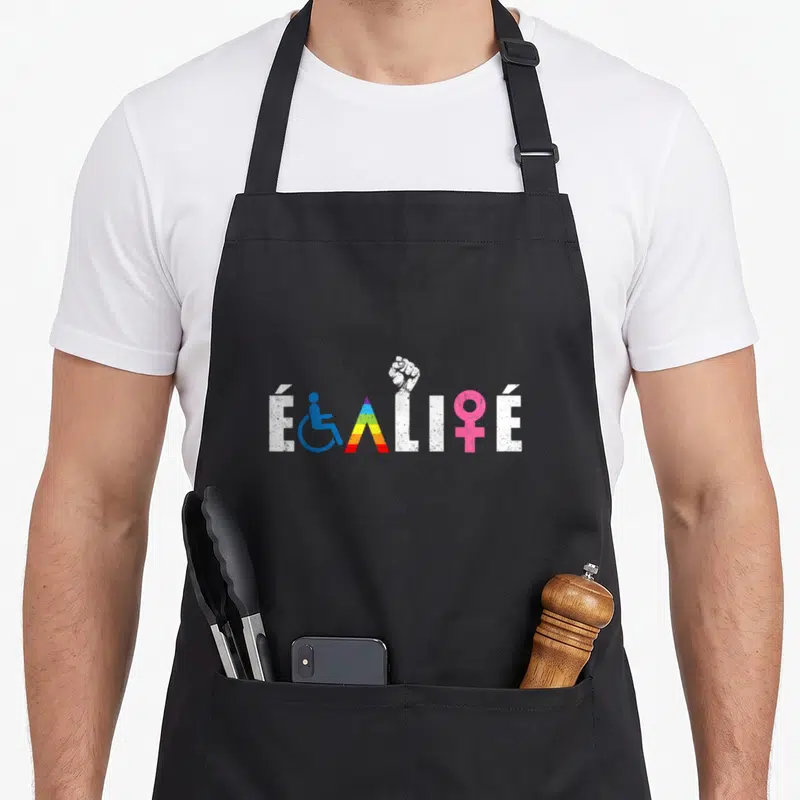 Tablier de cuisine noir avec le mot Égalité stylisé par des symboles de diversité et un poing levé.