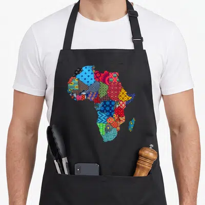 Tablier de cuisine noir avec une carte d'Afrique formée par des motifs de tissus ethniques traditionnels aux couleurs vives.