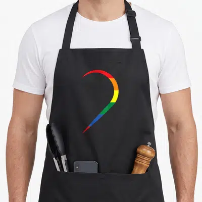 Tablier de cuisine noir avec un demi-cœur arc-en-ciel stylisé en forme de courbe dynamique.