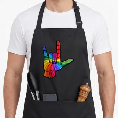 Tablier de cuisine noir avec une main aux couleurs de l'arc-en-ciel formant un signe gestuel stylisé.