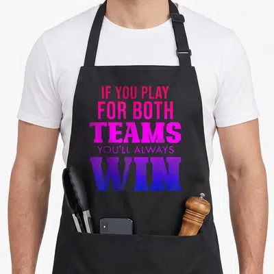 Tablier de cuisine noir avec le texte If You Play For Both Teams Youll Always Win en rose et violet