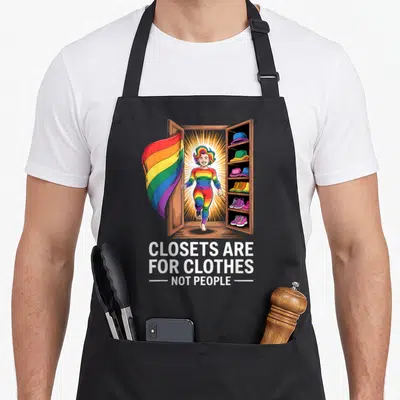 Tablier de cuisine noir avec une personne arc-en-ciel sortant d'une armoire et un drapeau LGBT flottant.