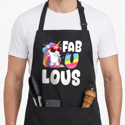 Tablier de cuisine noir avec licorne aux lunettes de soleil et texte Fabulous dont le U est un arc-en-ciel.