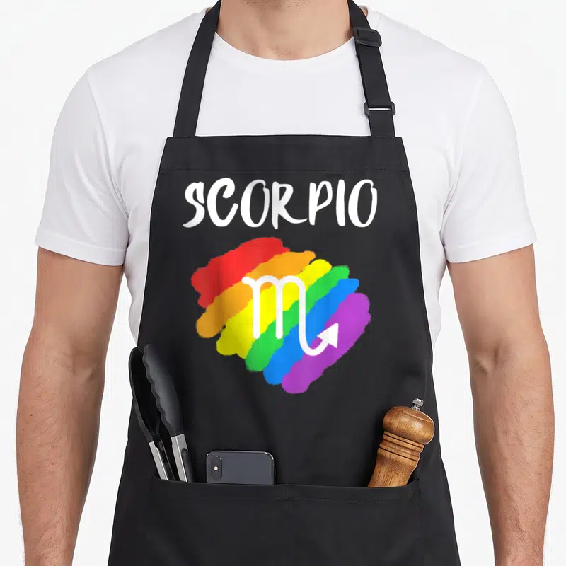 Tablier de cuisine noir avec inscription SCORPIO et drapeau arc-en-ciel au centre.