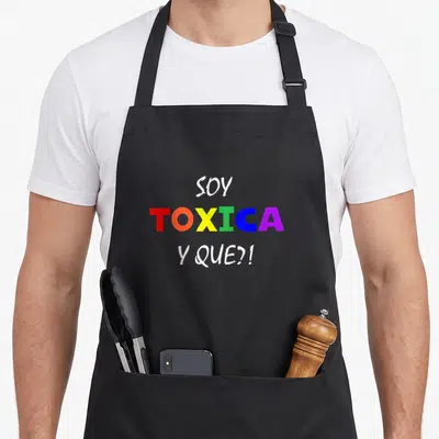 Tablier de cuisine noir avec linscription Soy Toxica Y Que en couleurs vives arc-en-ciel