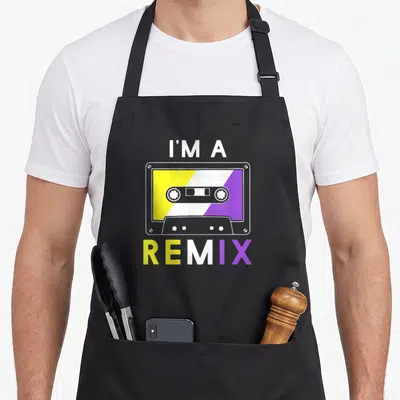 Tablier de cuisine noir avec illustration de cassette jaune blanche et violette portant les mots I'M A REMIX
