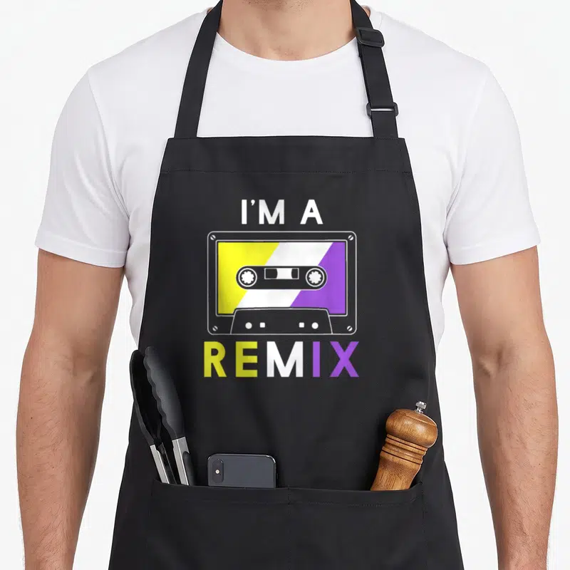 Tablier de cuisine noir avec illustration de cassette jaune blanche et violette portant les mots I'M A REMIX