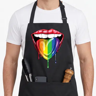 Tablier de cuisine noir avec lèvres rouges et langue en forme de cœur aux couleurs du drapeau arc-en-ciel LGBT.