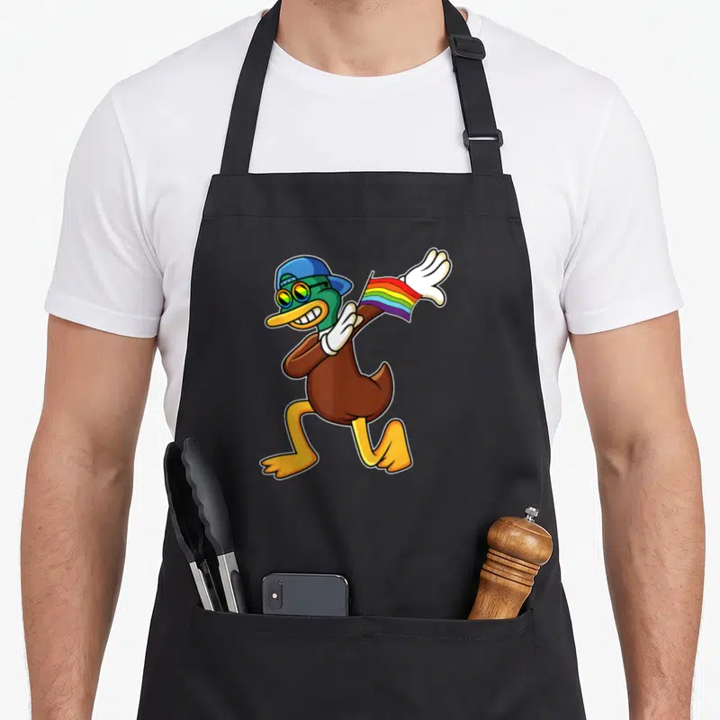 Tablier de cuisine noir avec un canard cartoonBi Duck coiffé d'une casquette bleue tenant un petit drapeau arc-en-ciel.