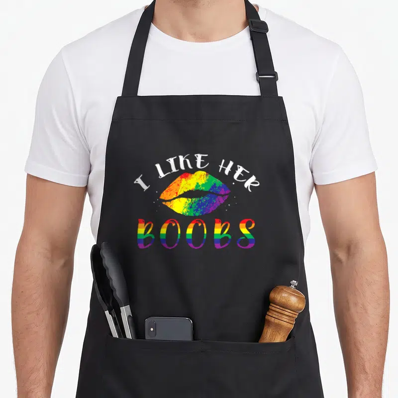 Tablier de cuisine noir avec inscription I LIKE HER BOOBS et lèvres arc-en-ciel