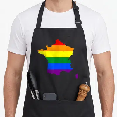 Tablier de cuisine noir avec une carte de France colorée aux bandes arc-en-ciel du drapeau fierté.