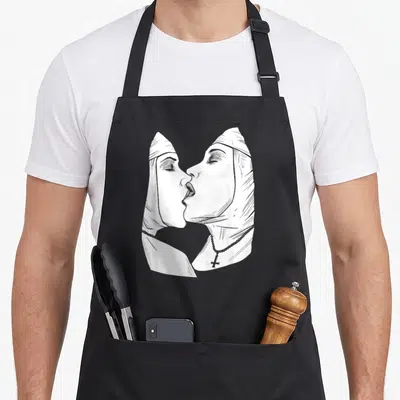 Tablier de cuisine noir avec illustration blanche de deux nonnes s'embrassant en profil portant une croix.