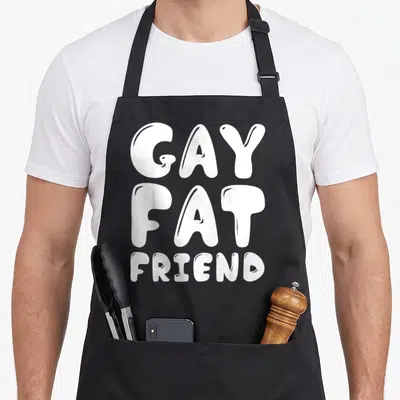 Tablier de cuisine noir avec l'inscription GAY FAT FRIEND en grandes lettres blanches arrondies.