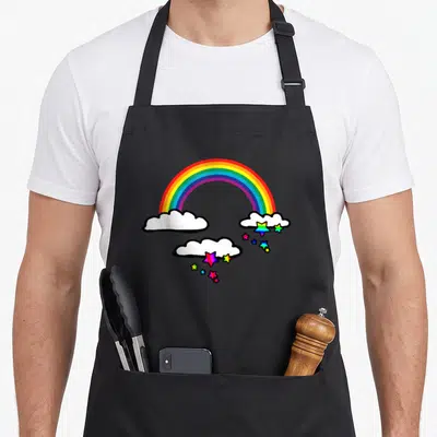 Tablier de cuisine noir avec arc-en-ciel, nuages et étoiles colorées style dessin animé.
