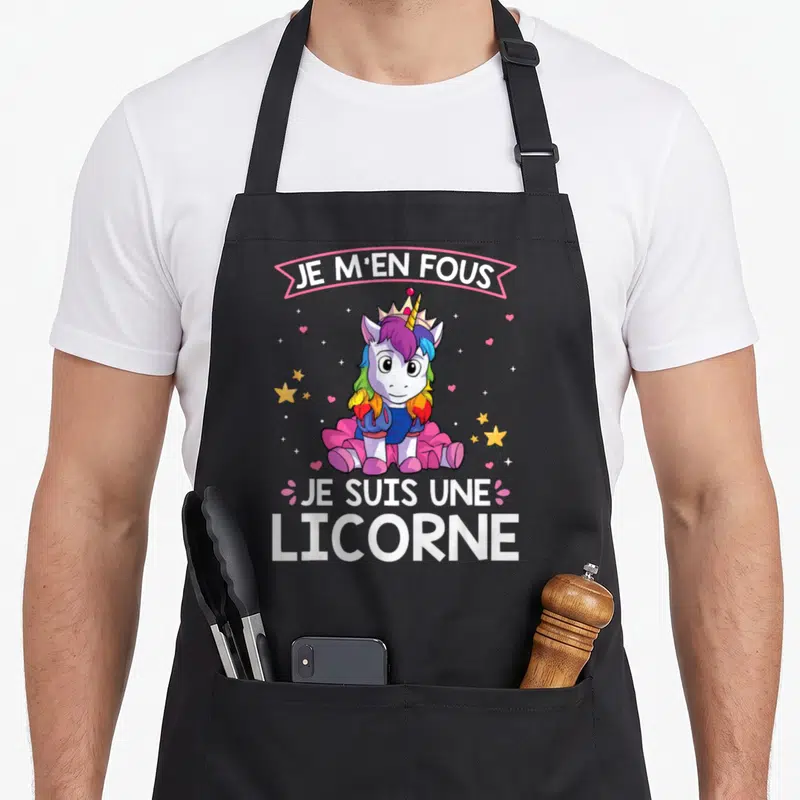 Tablier de cuisine noir avec une illustration de licorne rose en tutu et le texte Je m'en fous je suis une licorne.