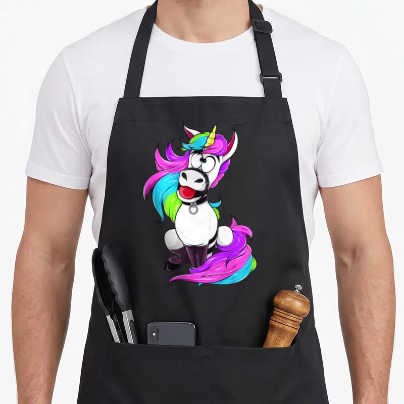 Tablier de cuisine noir avec illustration d'une licorne au mane arc-en-ciel portant un collier de contention et des bas mailles noirs.