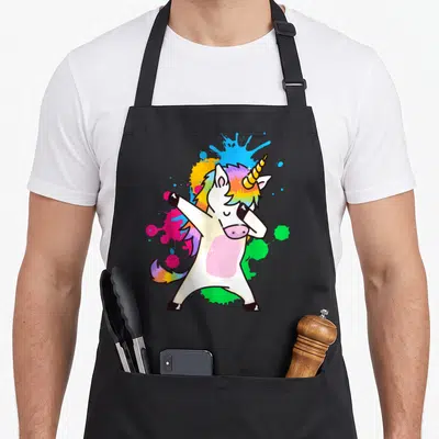 Tablier de cuisine noir avec illustration d'une licone blanche effectuant la pose dab entourée d'éclaboussures de couleurs vives.