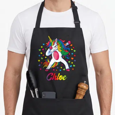 Tablier de cuisine noir avec une licorne blanche aux cheveux multicolores effectuant un dab et le prénom Chloe en bas.