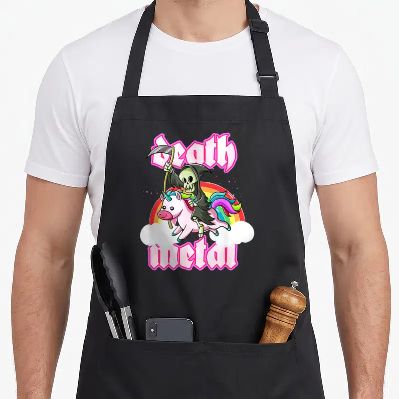 Tablier de cuisine noir avec un Grim Reaper kawaii chevauchant une licorne rose sous les mots Death Metal en lettres roses gothiques.