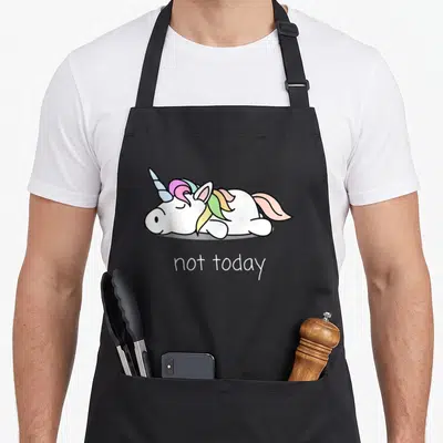Tablier de cuisine noir avec illustration d'une licorne blanche couchée et la mention not today en dessous.